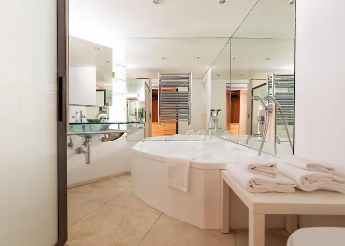 Navona Stylish - Up To 5 People